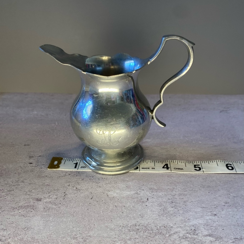 1950s Stieff Williamsburg Restoration Pewter Creamer CW-91 Monogrammed - Picture 9 of 11